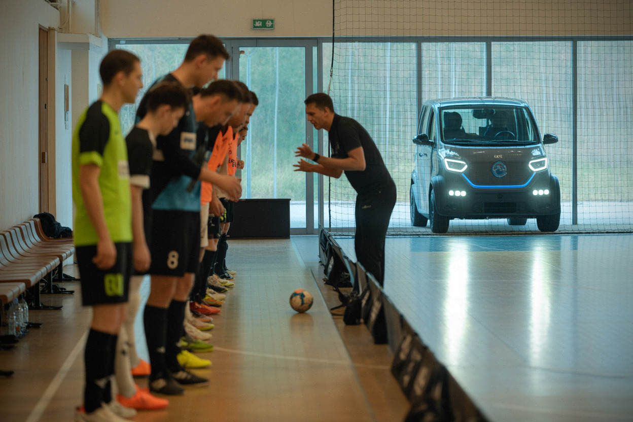 Alignement d’équipes de futsal avant match, bancs et coach au premier plan