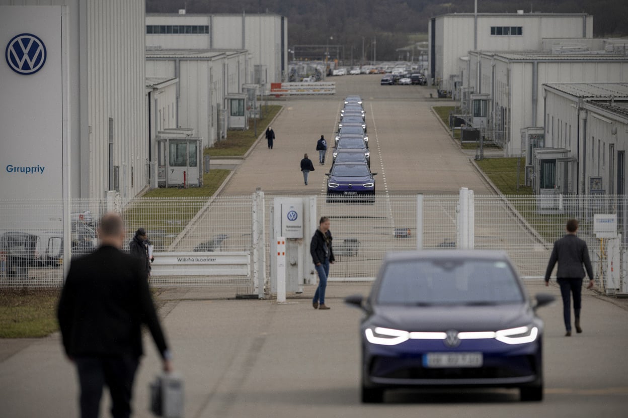 Site industriel Volkswagen, plateformes communes et véhicules électriques au premier plan